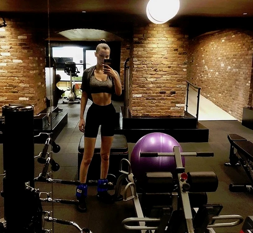 Bella petrecere zilnic câteva ore în sala de forţă