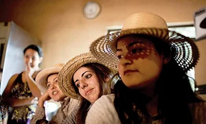 Nici un bărbat  nu are voie să le  ajute la munci jpeg