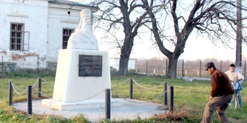 Sătenii citesc cu greu ce scrie pe placa bustului