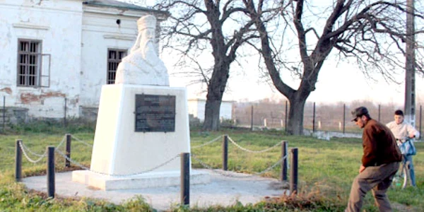 Sătenii citesc cu greu ce scrie pe placa bustului