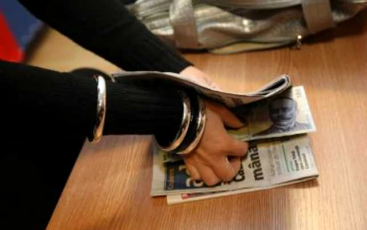 Craiova: O bătrână a găsit 2.000 de lei în Adevărul de Seară!