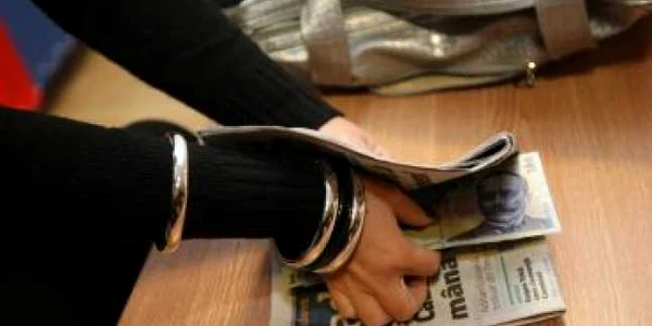 Craiova: O bătrână a găsit 2.000 de lei în Adevărul de Seară!
