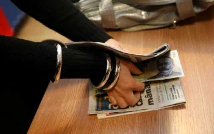 Craiova: O bătrână a găsit 2.000 de lei în Adevărul de Seară!