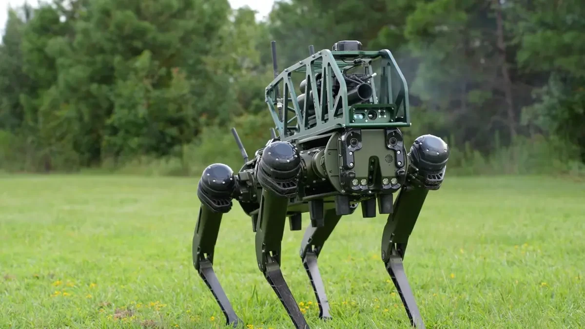„Soldatul” cvadruped: câinele-robot dotat cu lansator de grenade și alte arme letale de la distanță, testat de armată
