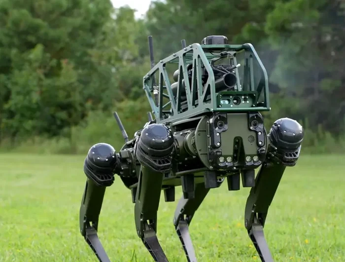 Câinele-robot dotat cu lansator de grenade FOTO: Skyborne Technologies