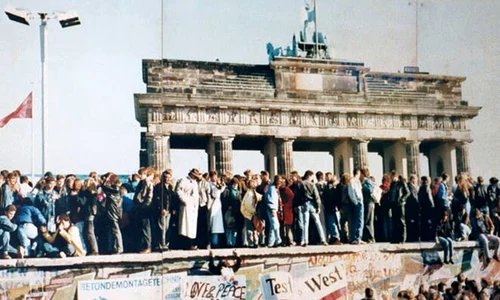 West and East Germans at the Brandenburg Gate in 1989 jpg