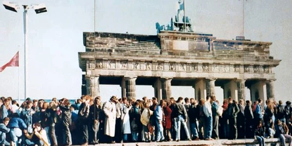 West and East Germans at the Brandenburg Gate in 1989 jpg
