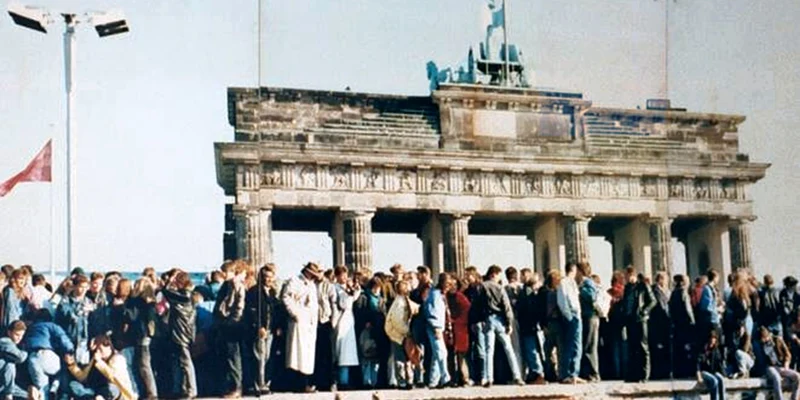 West and East Germans at the Brandenburg Gate in 1989 jpg