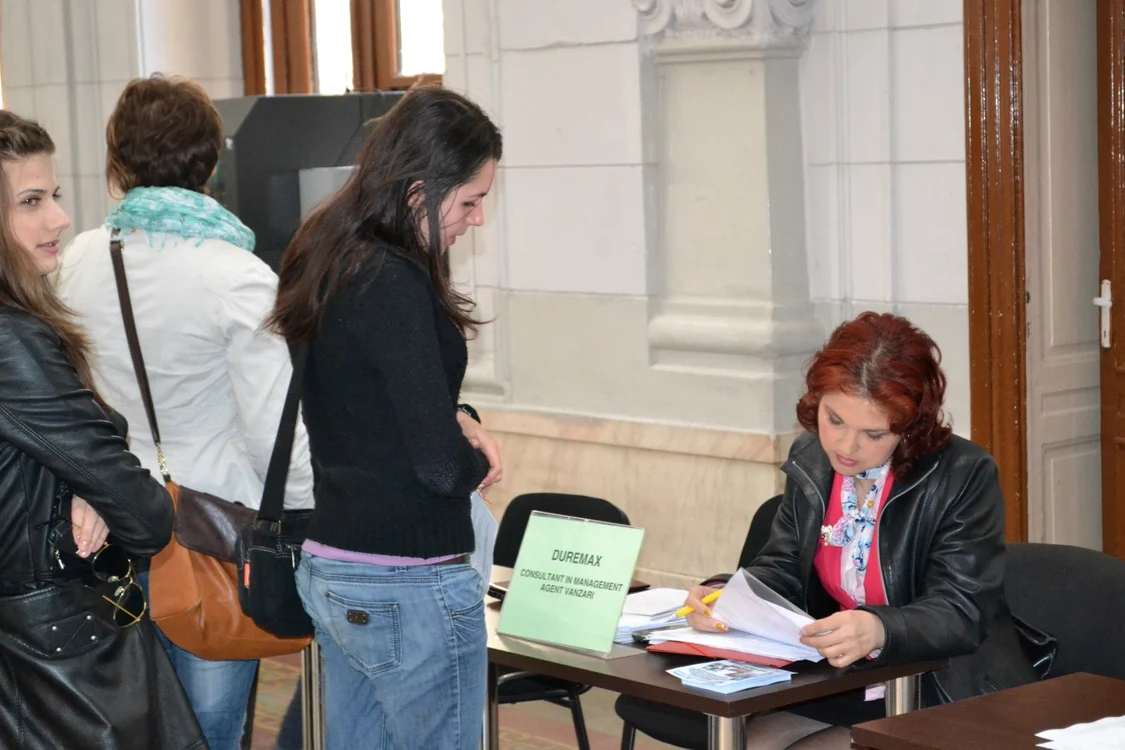 Tinerii cu studii superioare au fost dezamăgiţi de oferta angajatorilor participanţi la Bursa locurilor de muncă. Foto: Marius Mototolea