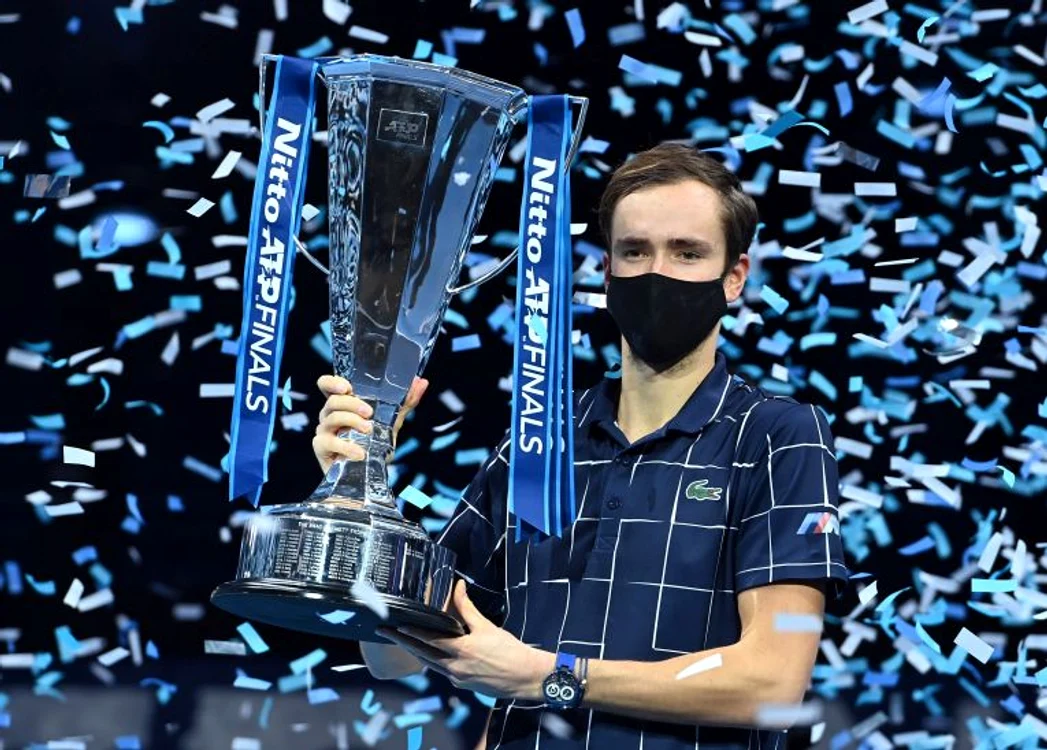 
    Daniil Medvedev, cu trofeul Turneului Campionilor, cucerit pentru prima datăFOTO: EPA  