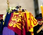 sicriul Reginei Elisabeta vegheat de nepoti Printul William, Printul Harry, Printesa Eugenie, Printesa Beatrice, Peter Philips, Zara Tindall, Louise si James (2) jpg
