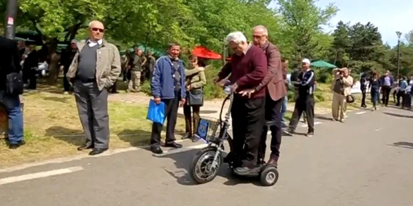stan si baca pe trotineta FOTO C Crangan