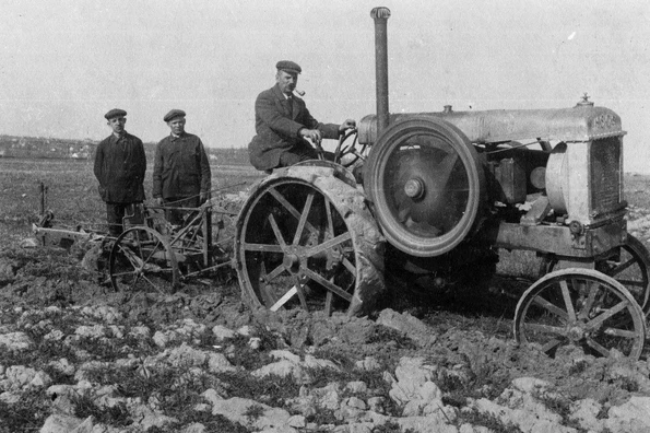 Tractor din perioada interbelică (© Fortepan / Szabó Lóránt)