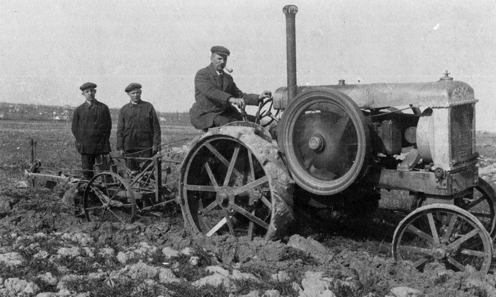 Tractor din perioada interbelică (© Fortepan / Szabó Lóránt)