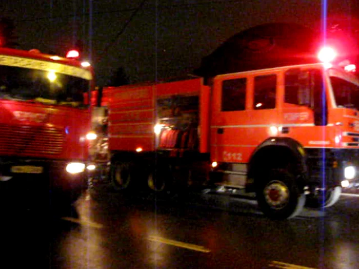 Pompierii au intervenit cu două autospeciale (foto arhiva) 