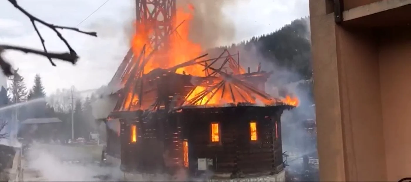 Biserica a ars în totalitatea - captură video