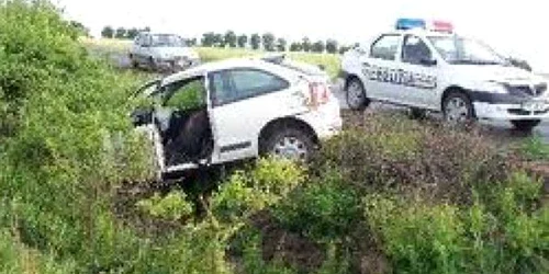 Din cauza vitezei, şoferiţa a intrat cu maşina în şanţ (foto arhivă)