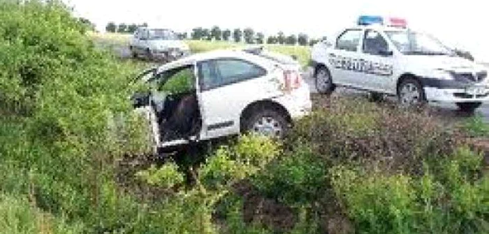 Din cauza vitezei, şoferiţa a intrat cu maşina în şanţ (foto arhivă)