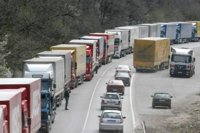 Cozile de mașini la granița Greciei măsoară acum circa 15 km