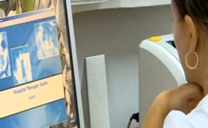Un medic consultă baza de date online FOTO: Adevărul