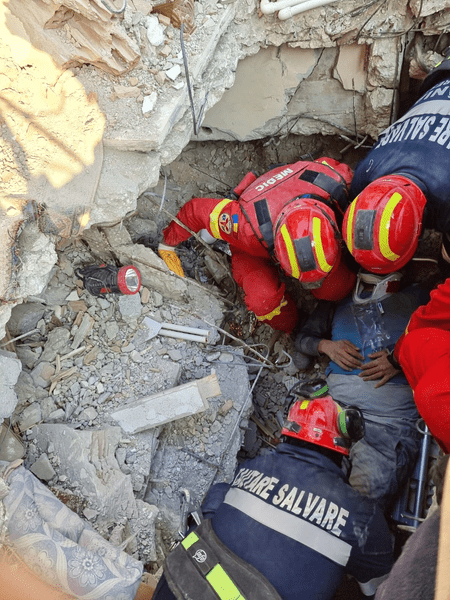 Salvatorii români din Turcia au scos un bărbat blocat 150 de ore sub dărâmături