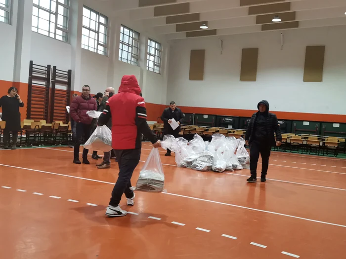 Sacii cu voturi au fost aduși pentru renumărare FOTO: Alina Mitran
