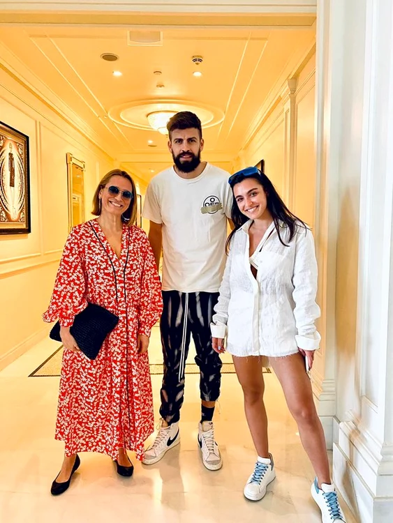 Andreea și fiica ei, Alexia, au zburat cu balonul deasupra deșertului