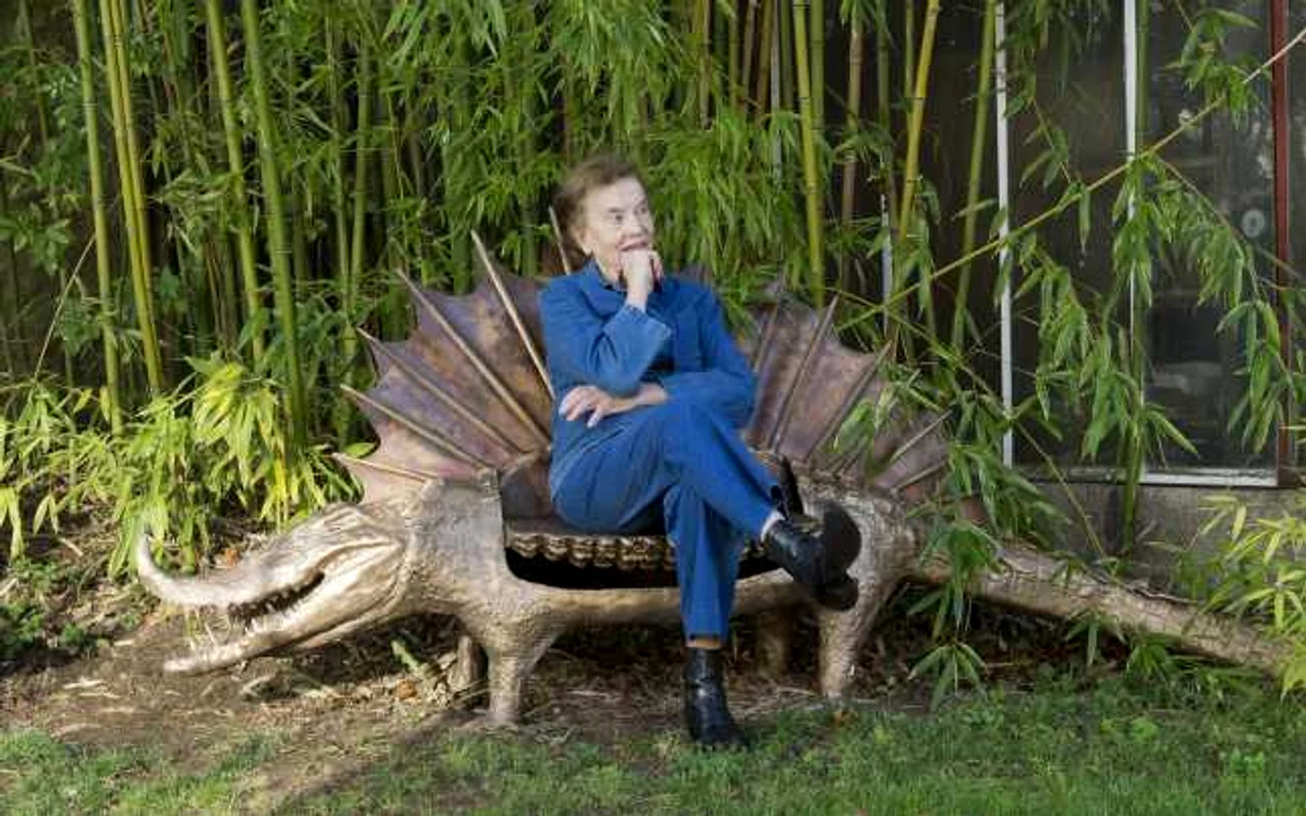 Claude Lalanne cu una dintre sculpturile sale FOTO: Luc Castel