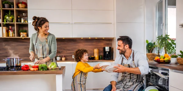 Mașinile de spălat vase economisesc timp în bucătărie gătit și voie bună în familie Foto DMS Adevărul jpg