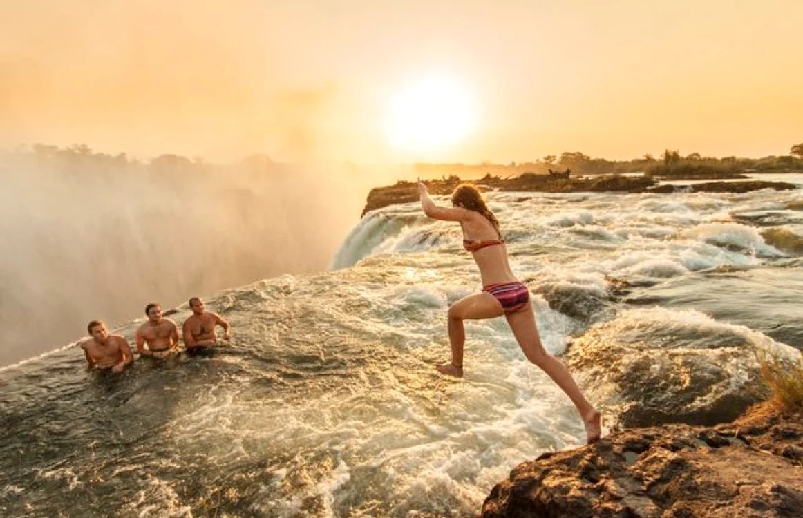 Supranumit de localnici Piscina Diavolui, ochiul de apă se formează din august până în ianuarie pe buza cascadei Victoria, situată pe fluviul Zambezi, la graniţa dintre statele africane Zambia şi Zimbabwe.FOTO Getty Images/huffington post