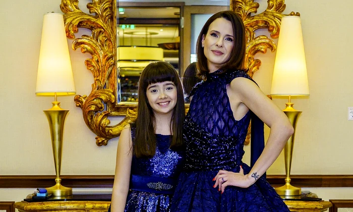 Livia Graur și fiica sa, Renata, pe podiumul de modă la Soirees de la Mode de Alin Gălățescu   FOTO Remus Nicolaescu (1) jpg