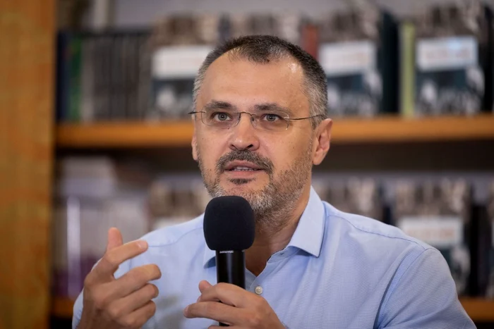 Cristian Ghinea (USR) pune paie pe focul din coaliție: „Cineva stă bosumflat pe motiv de Iliescu”