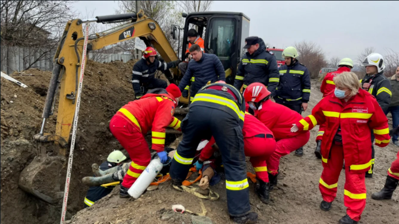 Bărbatul prins sub malul de pământ este inconştient FOTO ISU Prahova