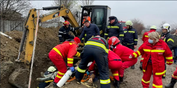 Un muncitor a murit prins sub un mal de pământ
