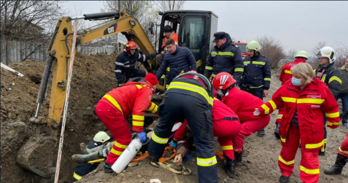Patru muncitori, prăbușiți sub un mal de pământ în Buzău; unul este dispărut