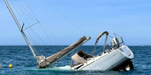 iaht scufundat de balene ucigașe în largul Portugaliei jpg