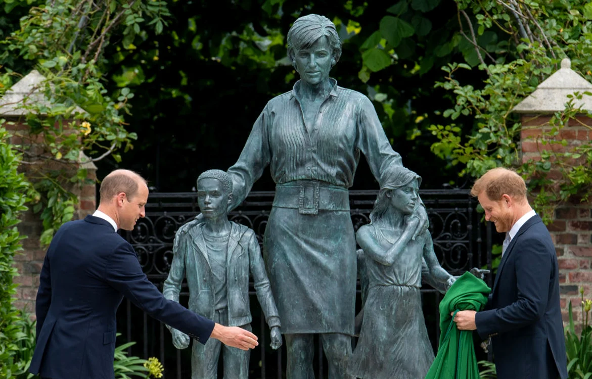 
    William și Harry au dezvelit o statuie a prințesei DianaFoto: Getty  