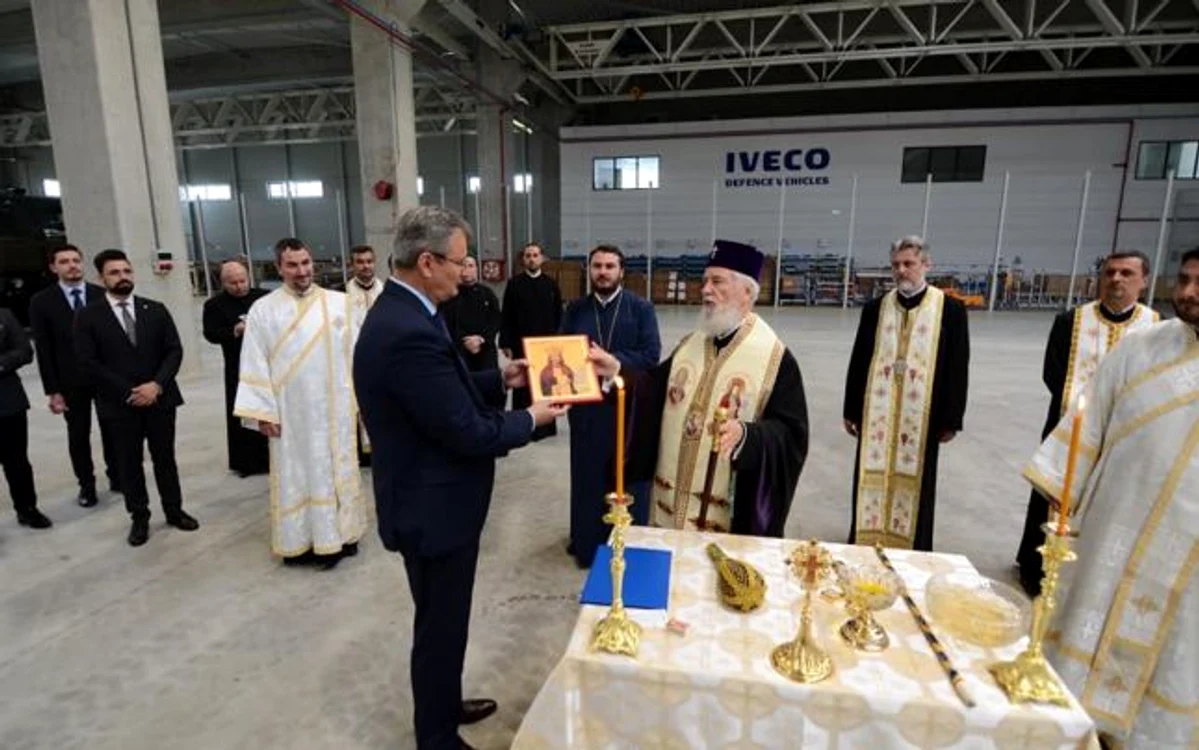 Însoțit de un sobor de preoți, ÎPS Nifon a sfințit Fabrica Iveco de la PetreștiFoto: adevarul.ro