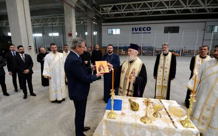 Însoțit de un sobor de preoți, ÎPS Nifon a sfințit Fabrica Iveco de la PetreștiFoto: adevarul.ro