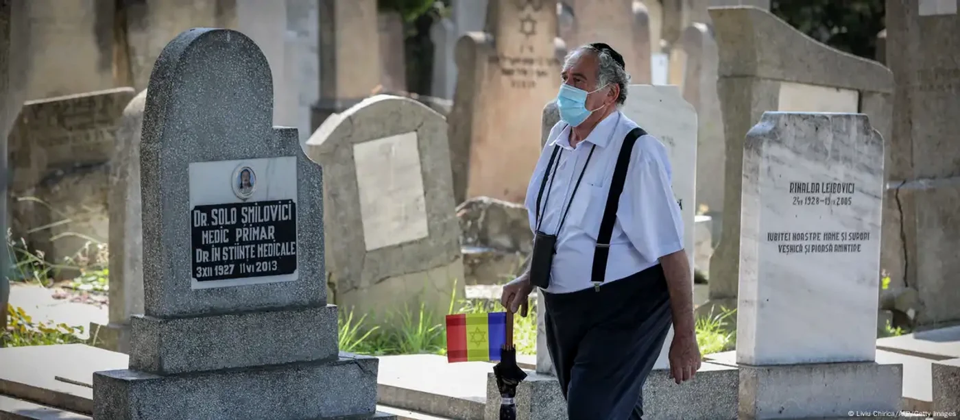 Un membru al comunității evreiești din Iași, la cimitirul evreiesc