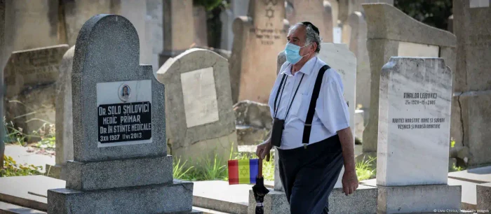 Un membru al comunității evreiești din Iași, la cimitirul evreiesc