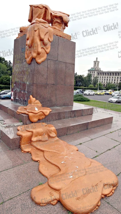 Statuia se numeşte “Topire” şi înfăţişează sfârşitul comunismului