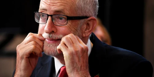 Imaginea Zilei / Liderul Partidului Laburist din opoziţie Jeremy Corbyn face o grimasă în timp ce aşteaptă să ţină un discurs la un eveniment media în Londra Marea Britanie FOTO EPA – EFE / Neil Hall / 1 nov 2019