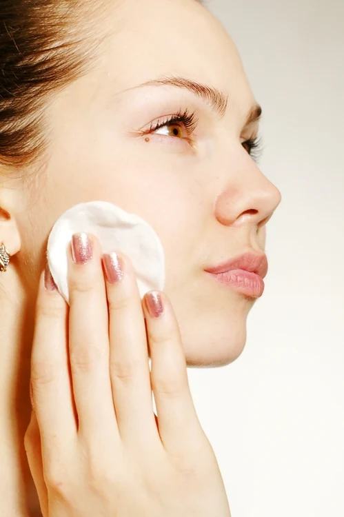 Îngrijirea tenului cu produse naturiste este foarte recomandată persoanelor cu probleme dermatologice