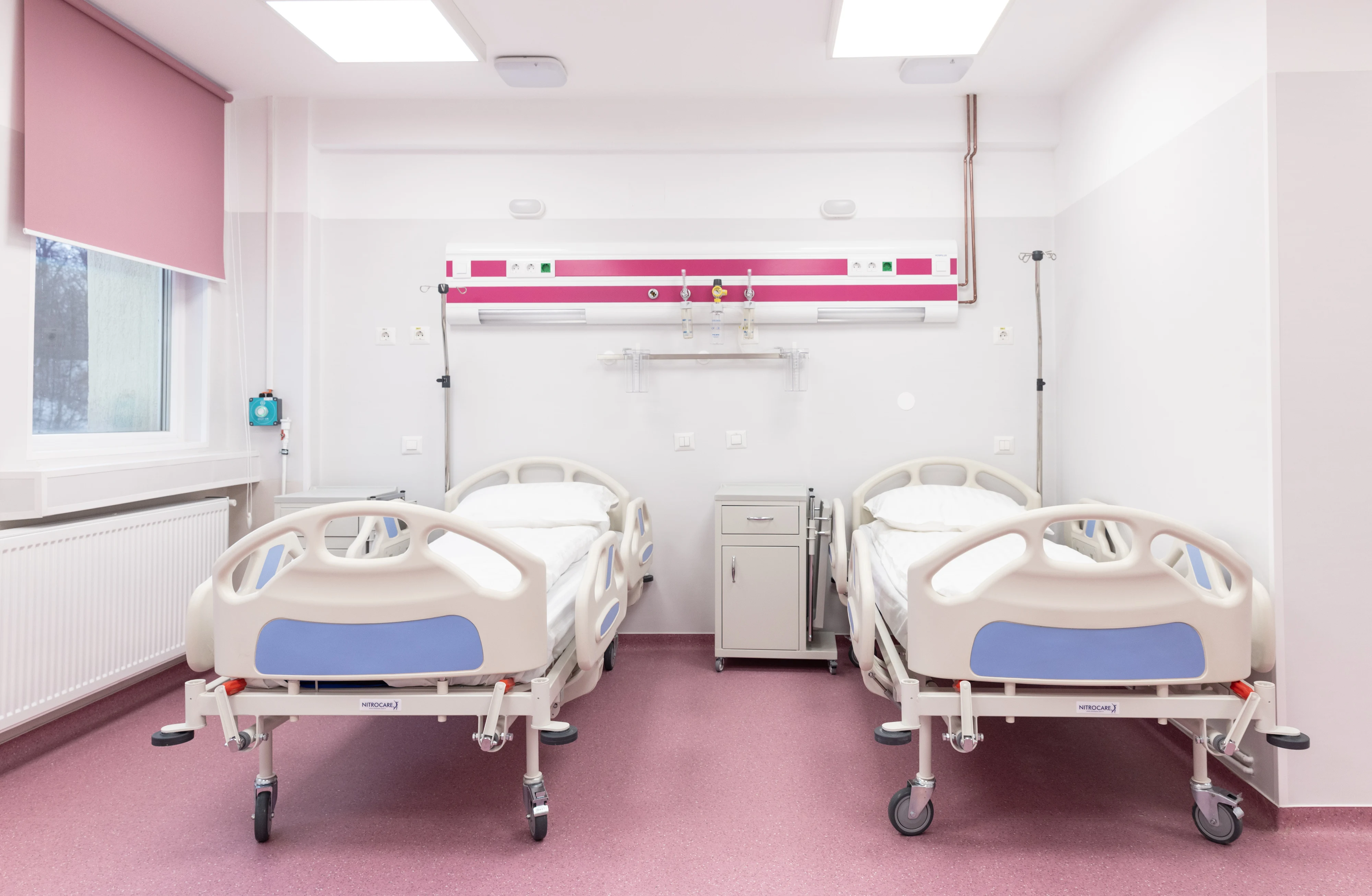 Dezbatere aprinsă despre „legarea de glie” a medicilor. „Oare nu era corect să vă faceți studiile în țara în care doreați să emigrați?”