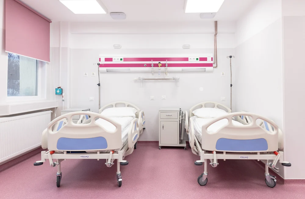 Dezbatere aprinsă despre „legarea de glie” a medicilor. „Oare nu era corect să vă faceți studiile în țara în care doreați să emigrați?”