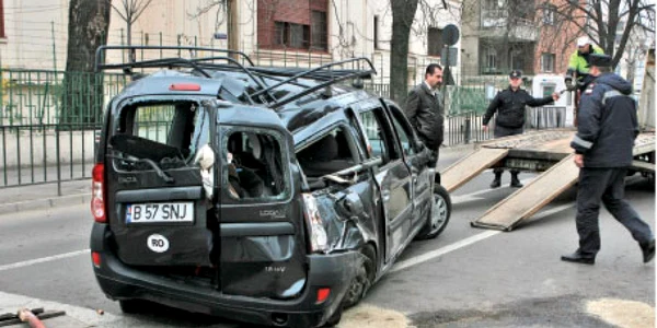 Loganul izbit de maşina mexicanului are partea dreaptă-spate distrusă şi toate geamurile sparte  