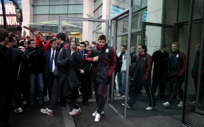 Gerrard a fost asaltat de fani