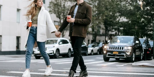 cuplu tineri urban plimbare cafea dimineata toamna trecere de pietoni 5910802 jpg