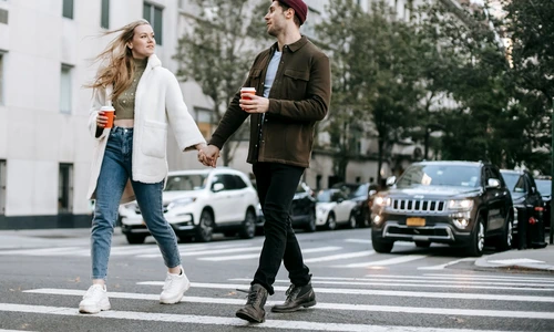 cuplu tineri urban plimbare cafea dimineata toamna trecere de pietoni 5910802 jpg